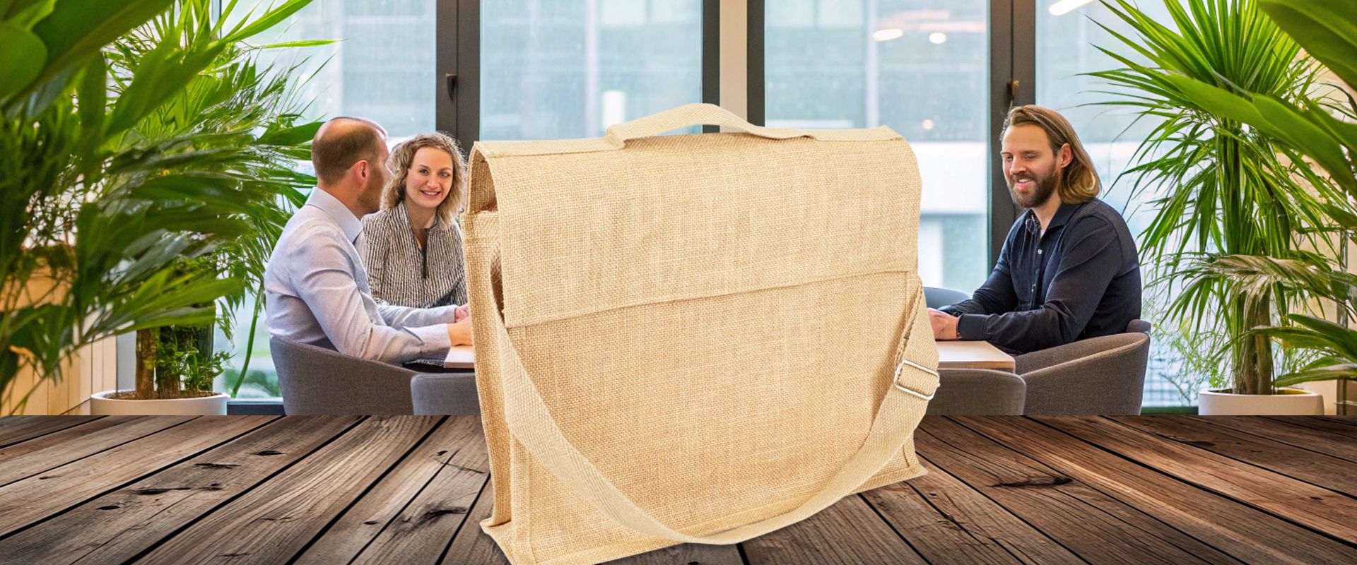 Laptoptasche und Umhängetasche aus Jute auf Holzboden im Büro zum Bedrucken
