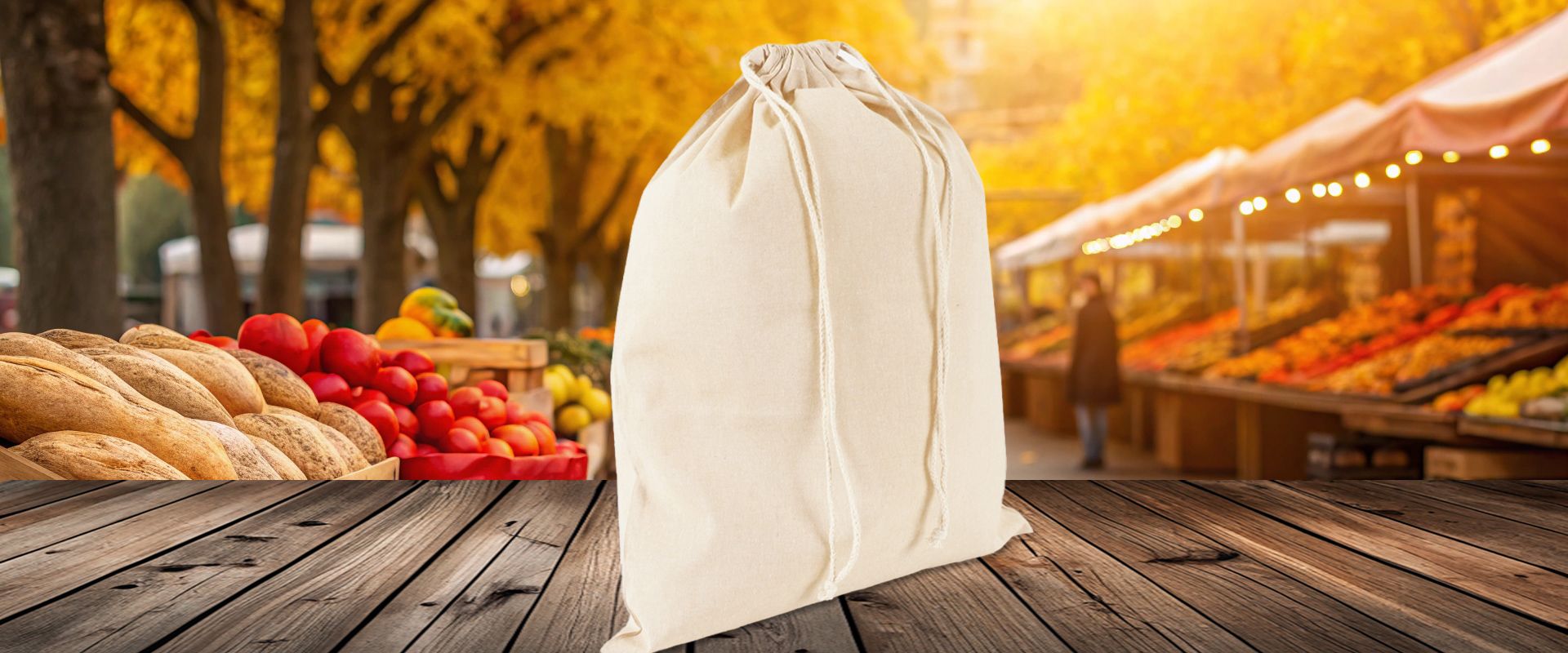 Großer Stoffsack für Werbedruck aus Baumwolle auf Holzboden und Herbstmarkt