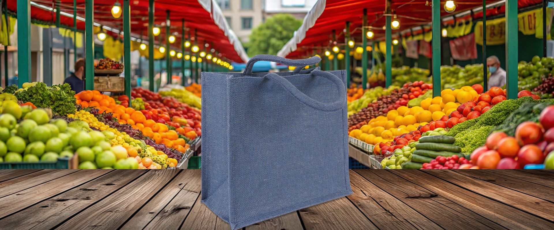 Kleine Einkaufstasche aus blauer Jute zum Bedrucken auf Holzboden im Markt