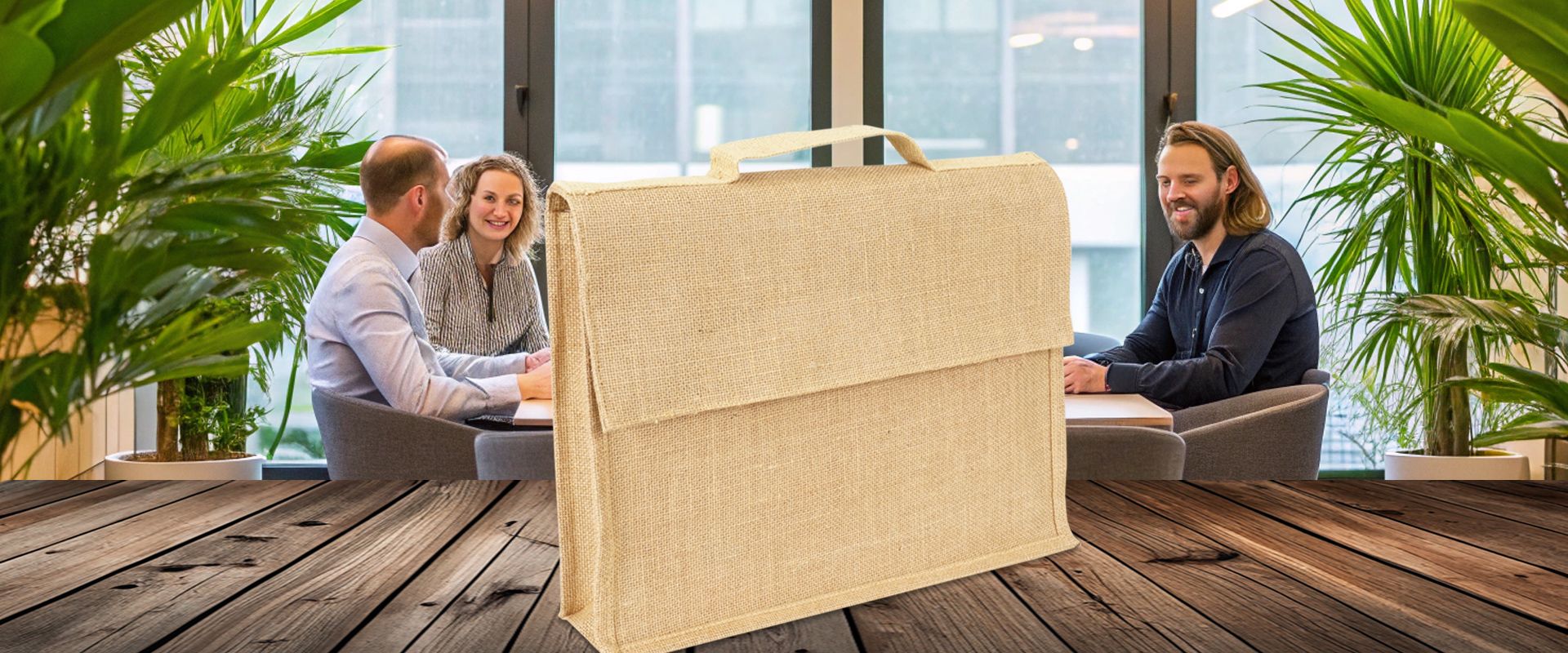Aktentasche aus Jute Natur in Perspektive zum Bedrucken auf Holzboden im Büro