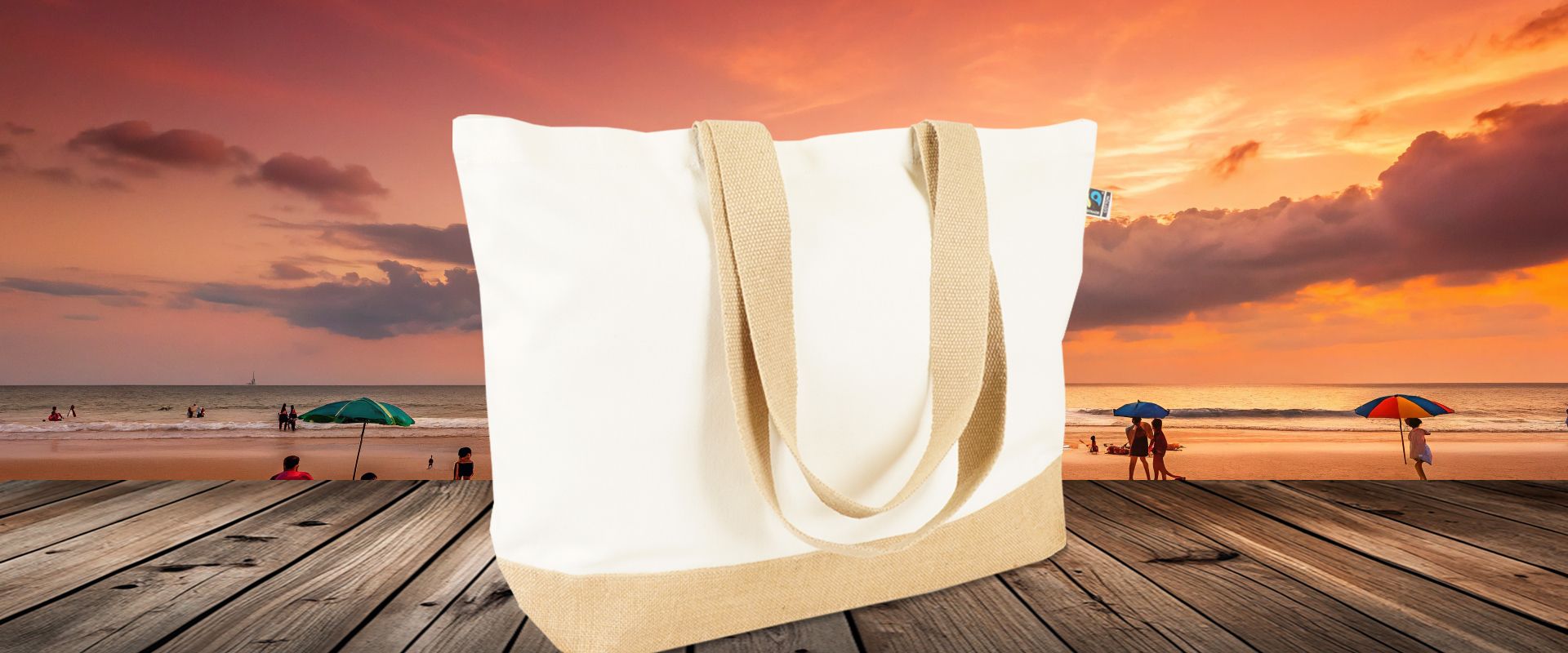 Fairtrade Canvasshopper zum Bedrucken mit Juteboden auf Holz vor Strandkulisse
