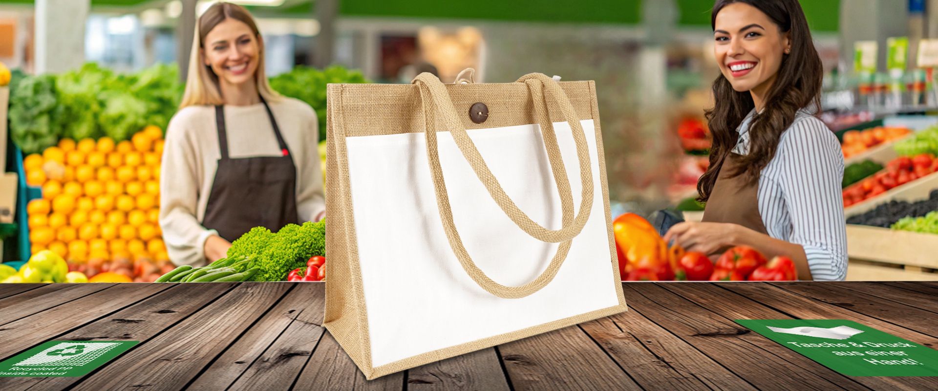 Tasche aus Jute mit langen Griffen und weißer Fronttasche auf Holzboden im Markt