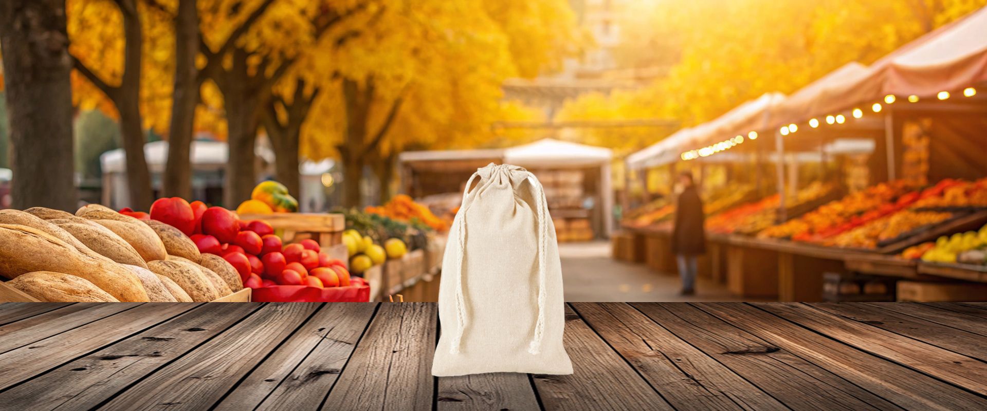 Kleines Säckchen mit Kordeln zum Bedrucken auf Holzboden und Herbstmarkt