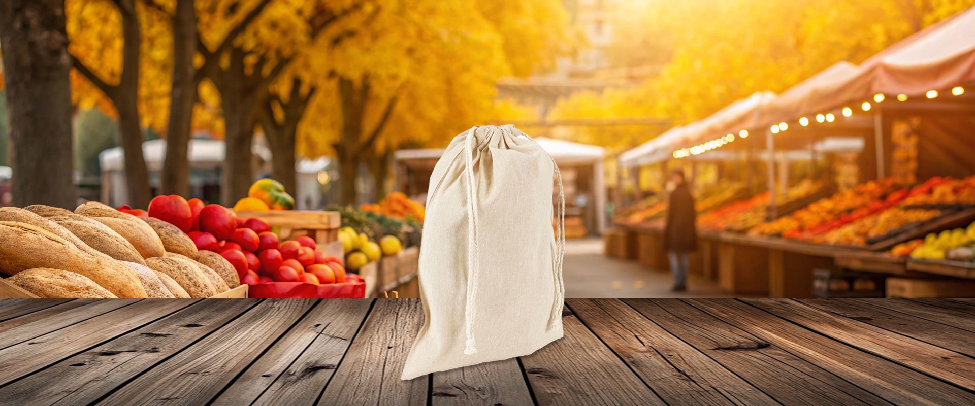 Medium Säckchen in Natur mit Kordeln auf Holzboden zum Bedrucken auf Herbstmarkt