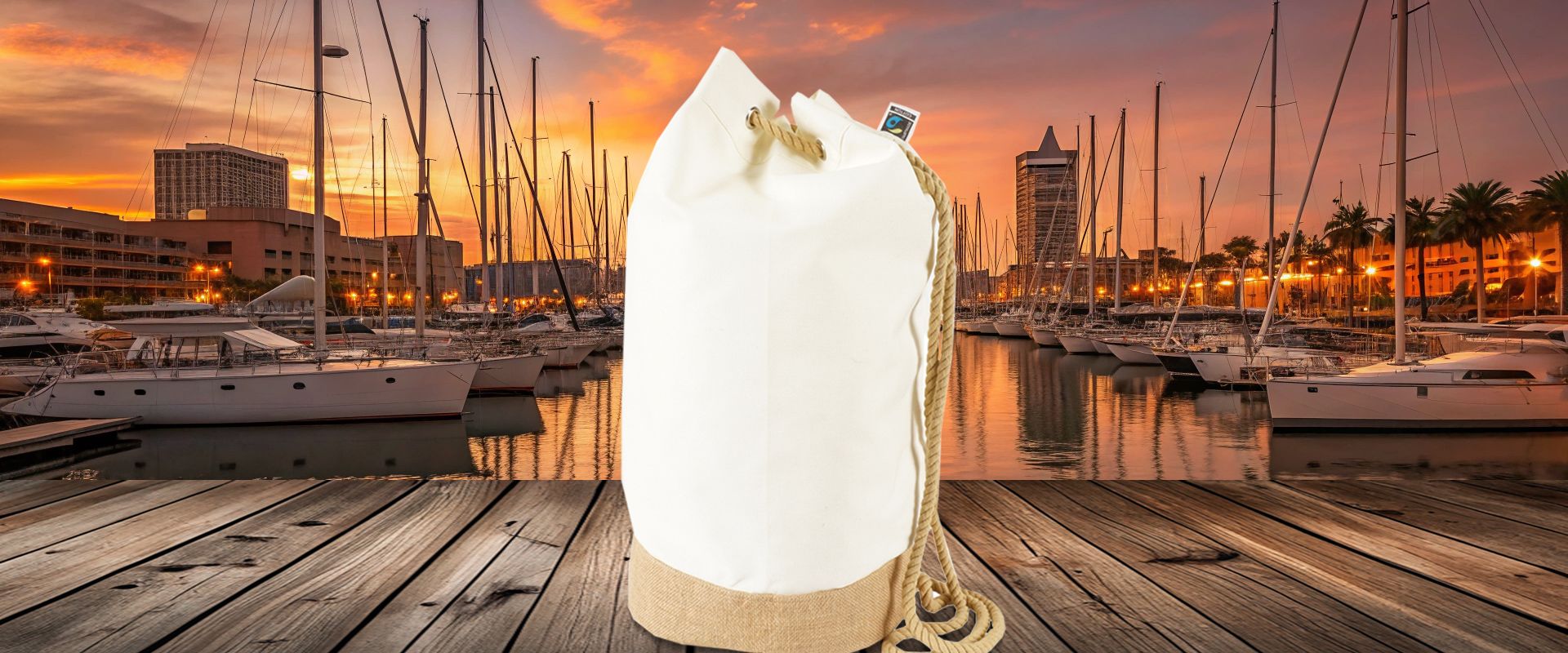 Fairtrade Packsack mit Juteboden und langen Kordeln zum Bedrucken im Hafen