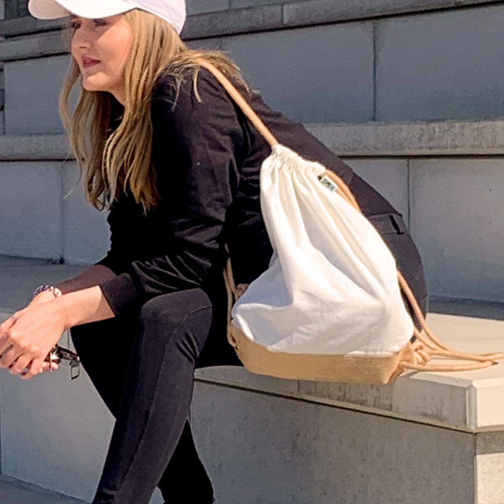 Fairtrade-Canvas-Turnbeutel-Natur-lange-Kordeln-Juteboden-zum-Bedrucken-Außenaufnahme