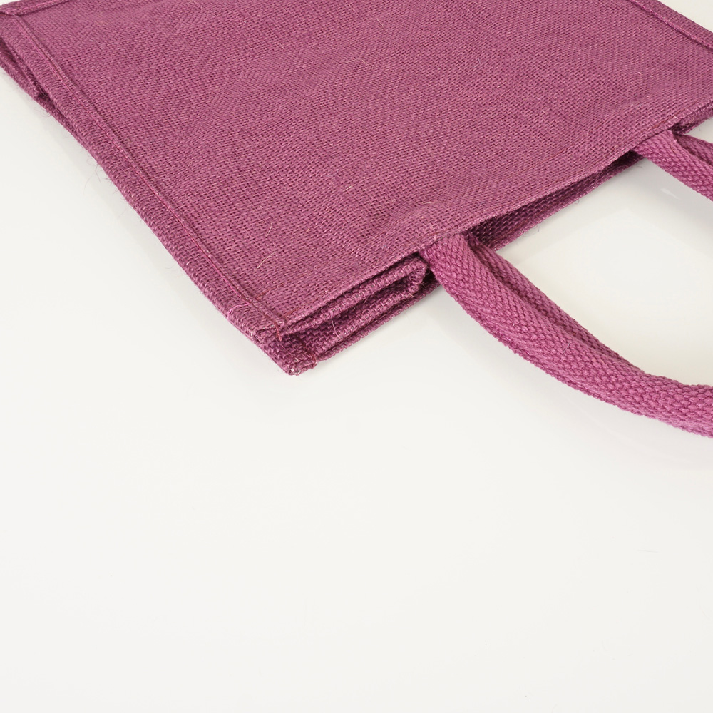 Kleine Jutetasche gefärbt in Lila zum Bedrucken mit kurzen Griffen
