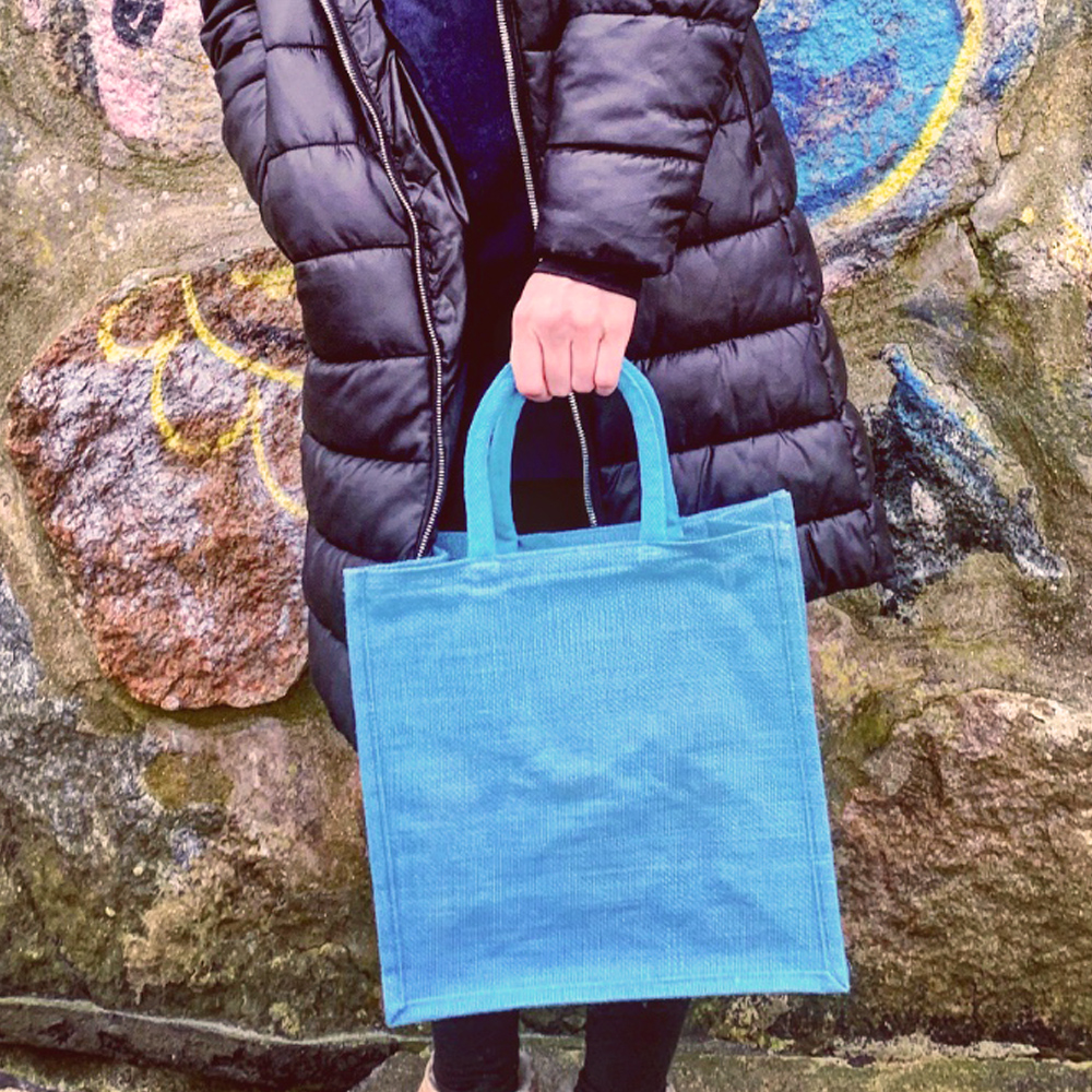 Jutetasche-Tragetasche-klein-gefärbt-hellblau-zum-Bedrucken-Außen